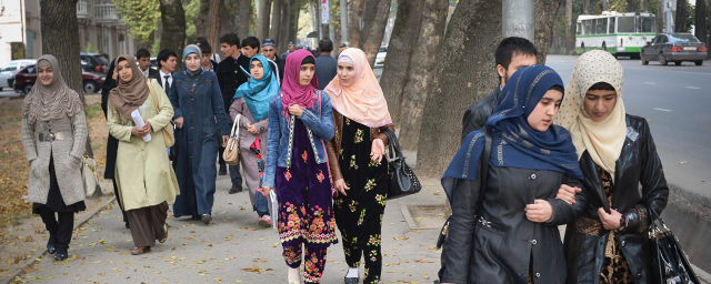 В общественных местах Узбекистана снова можно носить хиджаб