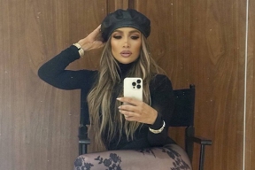 Дженнифер Лопес восхитила поклонников откровенными снимками в боди и чулках