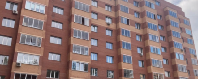 В Новосибирске соседи рассказали о пенсионерке, которая повесила флаг Украины на балконе