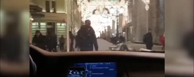 В центре Москвы неизвестные проехали на машине по пешеходной улице