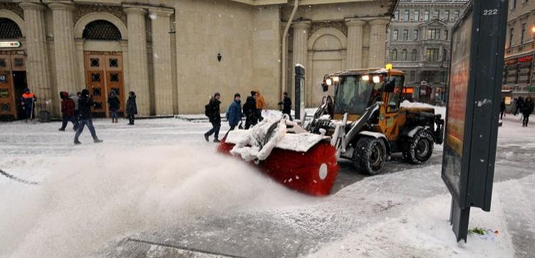 Ночью с улиц Петербурга вывезли более 18 тысяч кубометров снега