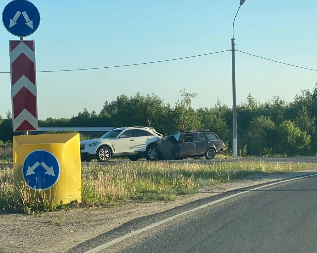 У въезда в Смоленск на Досуговском шоссе в тройном ДТП пострадали два человека
