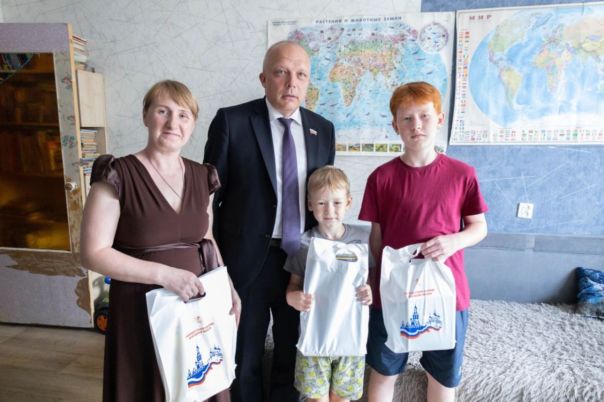 И.о. спикера Заксобрания Роман Заварин: В 2025 году вологодским депутатам поступило более 400 заявок на участие в акции «Собери ребенка в школу»