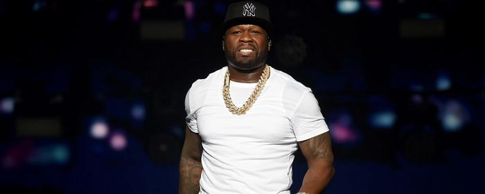 Рэпер 50 Cent кинул со сцены микрофон и разбил лоб фанатке — Видео