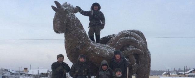 В Якутии местный житель слепил из навоза огромную скульптуру петуха