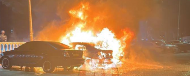 В Геленджике на парковке сгорели четыре автомобиля