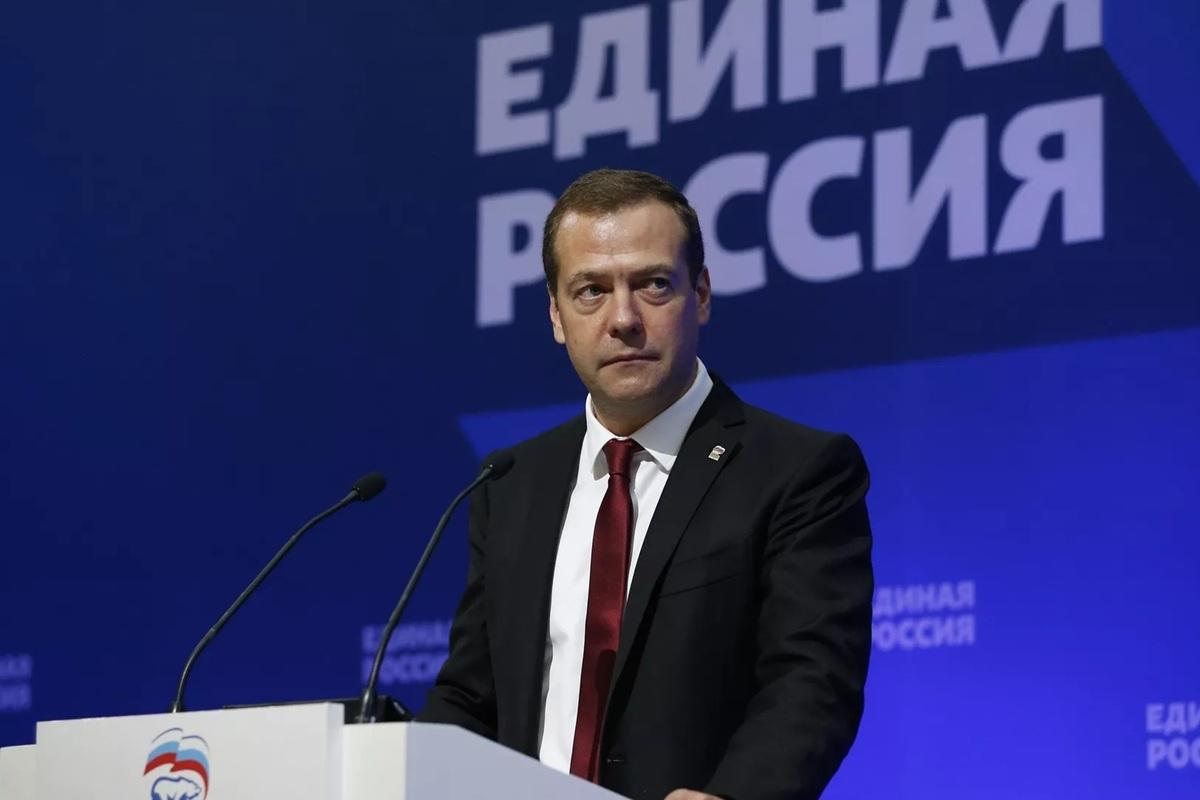 Мы это проходили: Медведев заявил о недопустимости ослабления власти в России