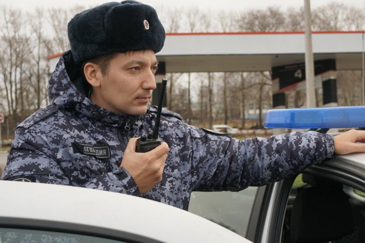 Росгвардейцы задержали полураздетого мужчину, устроившего дебош у киоске в Ульяновске