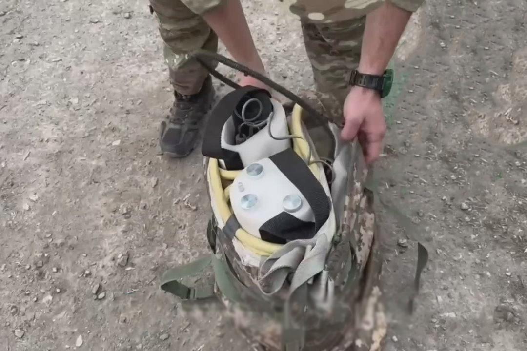 В Курской области нашли трофейный рюкзак разминирования из США