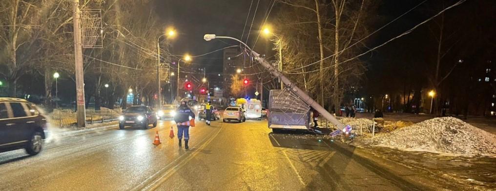 В Самаре автобус №47 с пассажирами въехал в столб на Стара-Загоре