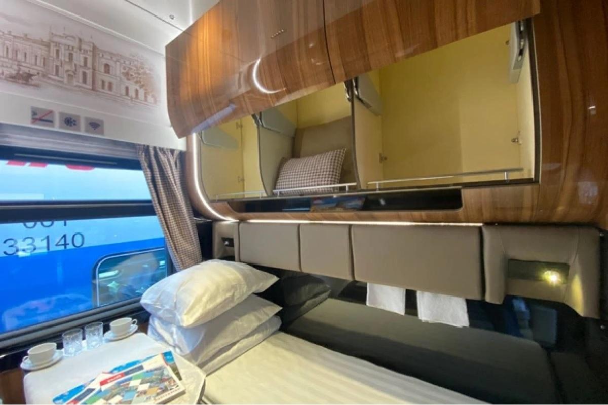 Душ, фен и гладильная доска: РЖД обнародовала уникальные фотографии с современными вагонами