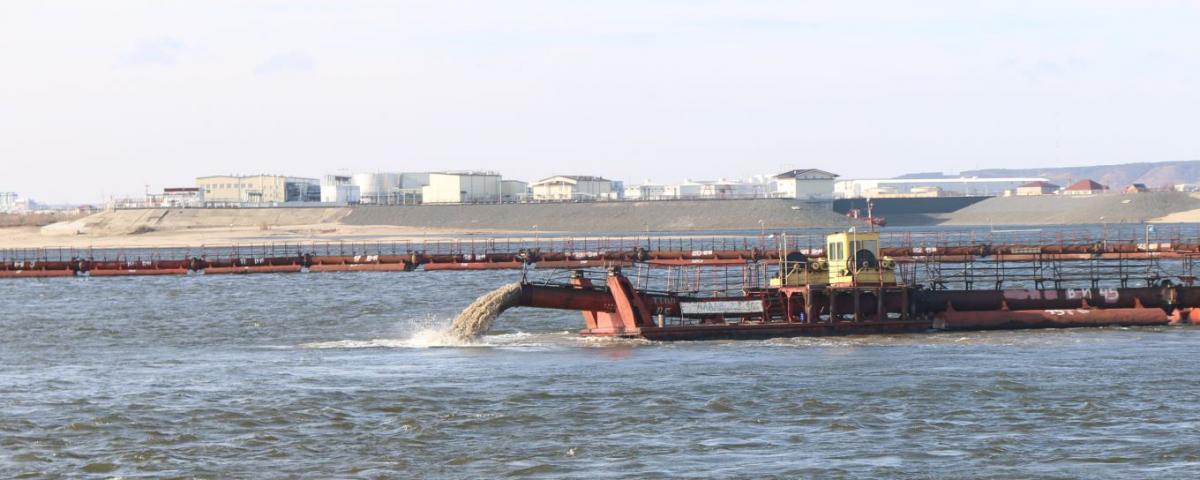 Обмелела: На реке Лена в Якутске экстренно углубляют дно