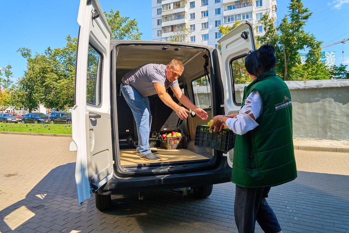 Фермеры московских ярмарок передали часть урожая яблок бойцам СВО и жителям приграничья