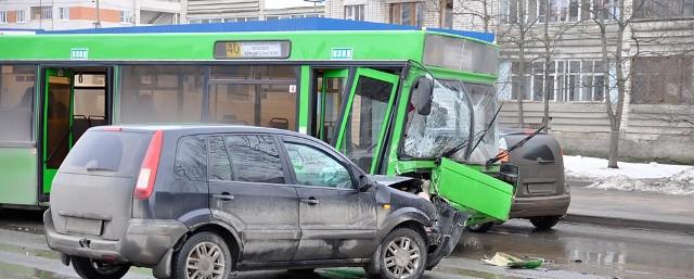 В Перми столкнулись внедорожник и два автобуса