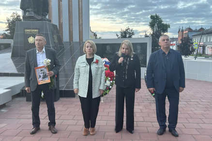 Глава Рассказова Вера Соколова почтила память погибших в Великой Отечественной войне в рамках акции у мемориала в Центральном сквере
