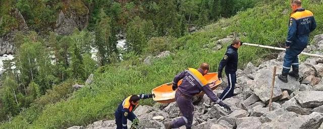 В горах Алтая при подъёме к водопаду Учар внезапно умерла 25-летняя туристка