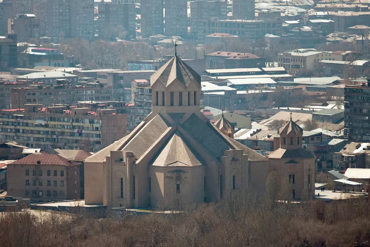 На службе священника-расстриги в Армении мужчину вывели из храма, зажав рот