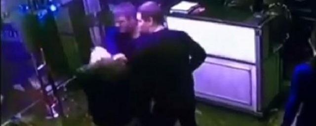 В Краснодаре ищут мужчину, ударившего 24-летнего парня в ночном клубе