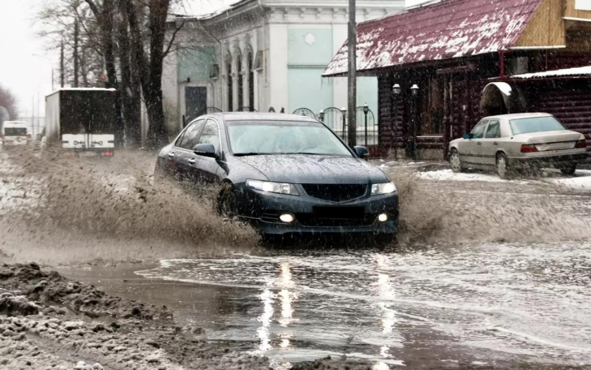 Слякоть на дороге. Грязная машина в городе. Грязная машина зимой. Машина на весенней дороге.