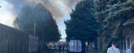 В Ейске 17 пожарных и 5 единиц техники тушат горящий ангар на улице Армавирской