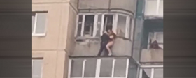 В Петербурге полицейский спас голую девушку от падения с 15-го этажа