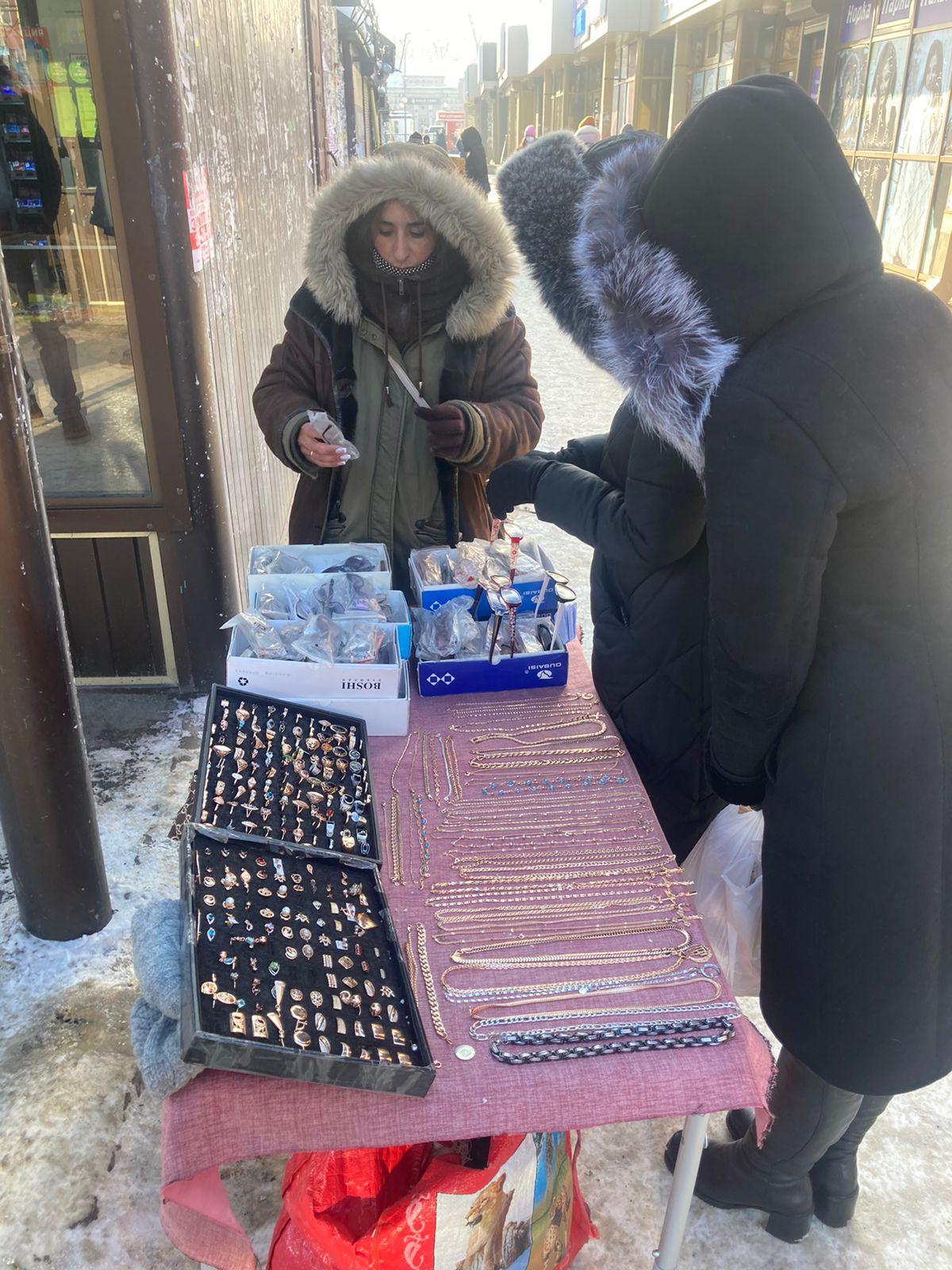 В Иркутске сотрудники администрации и силовики провели рейд по пресечению незаконной торговли