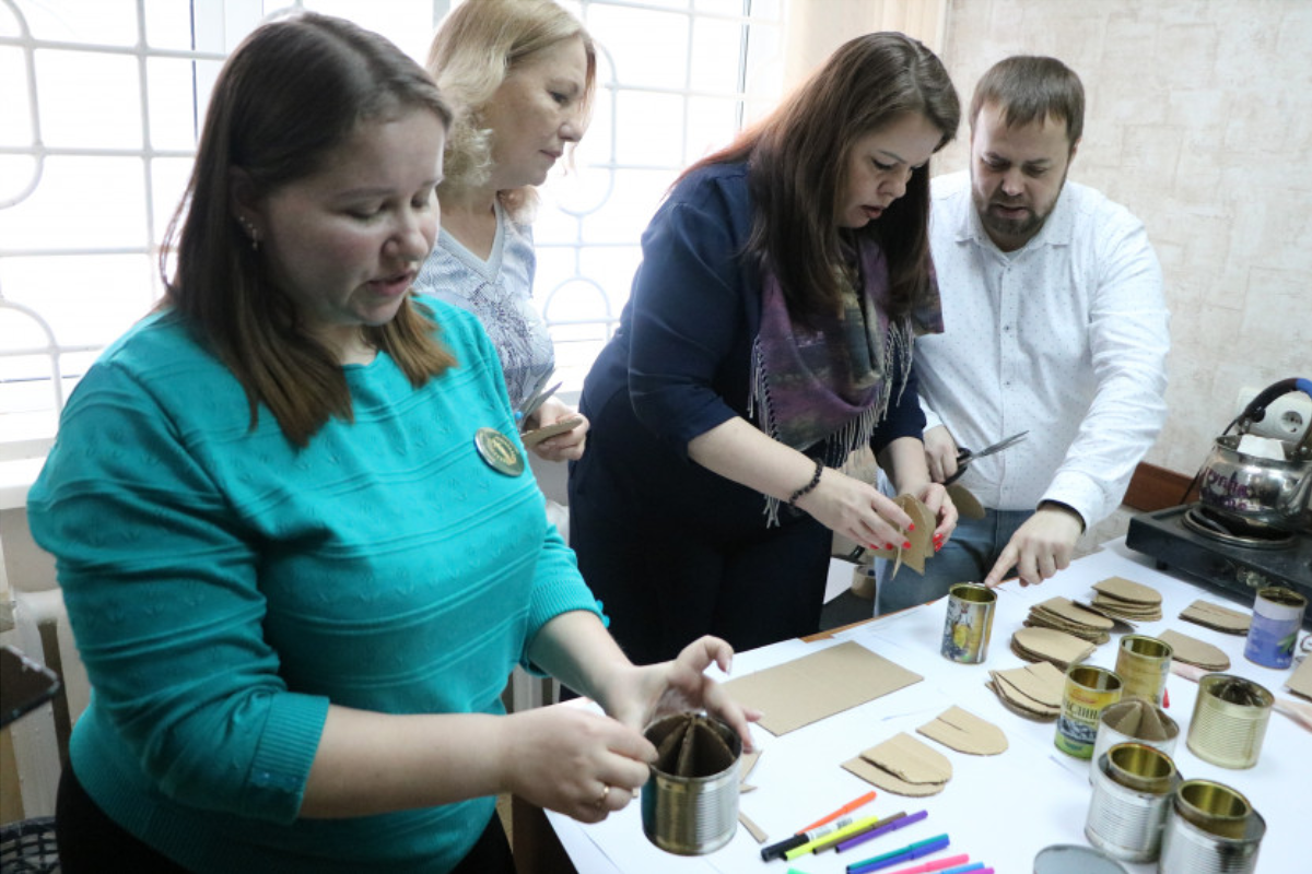Жительницы Новосибирской области делают сети и свечи для бойцов СВО