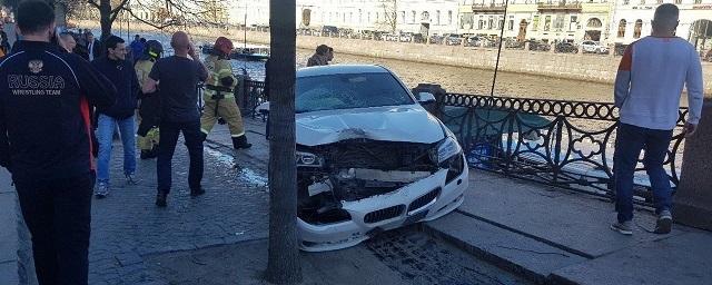 В Санкт-Петербурге автомобиль въехал в толпу, есть раненые
