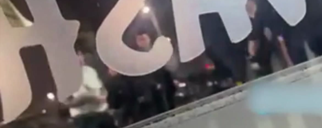 разгром в кафе. кафе мужик бросается на другого. россию ограбили. люберцы инцидент в кафе. люберцы инцидент в кафе.