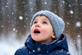 Главный педиатр Москвы разрешил ловить снежинки ртом