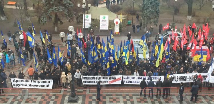 В Киеве у стен Верховной Рады митингующие требуют отставки Яценюка