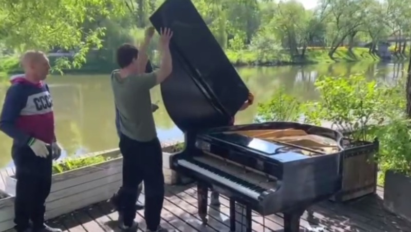 На набережную в парке Победы в Белгороде снова поставили рояль
