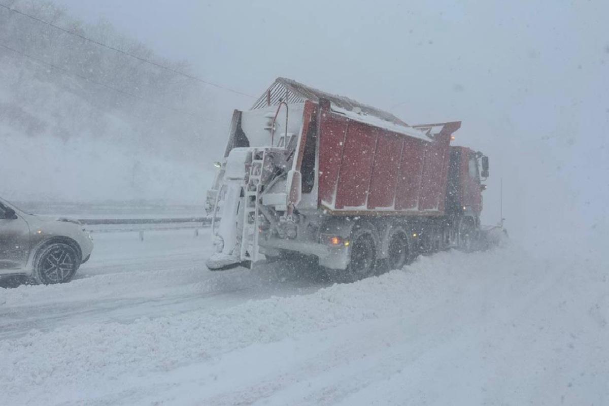 Первый рабочий день после снегопада парализовал Владивосток пробками