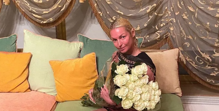 Анастасия Волочкова примерила свадебное платье за 200 тысяч рублей — Видео