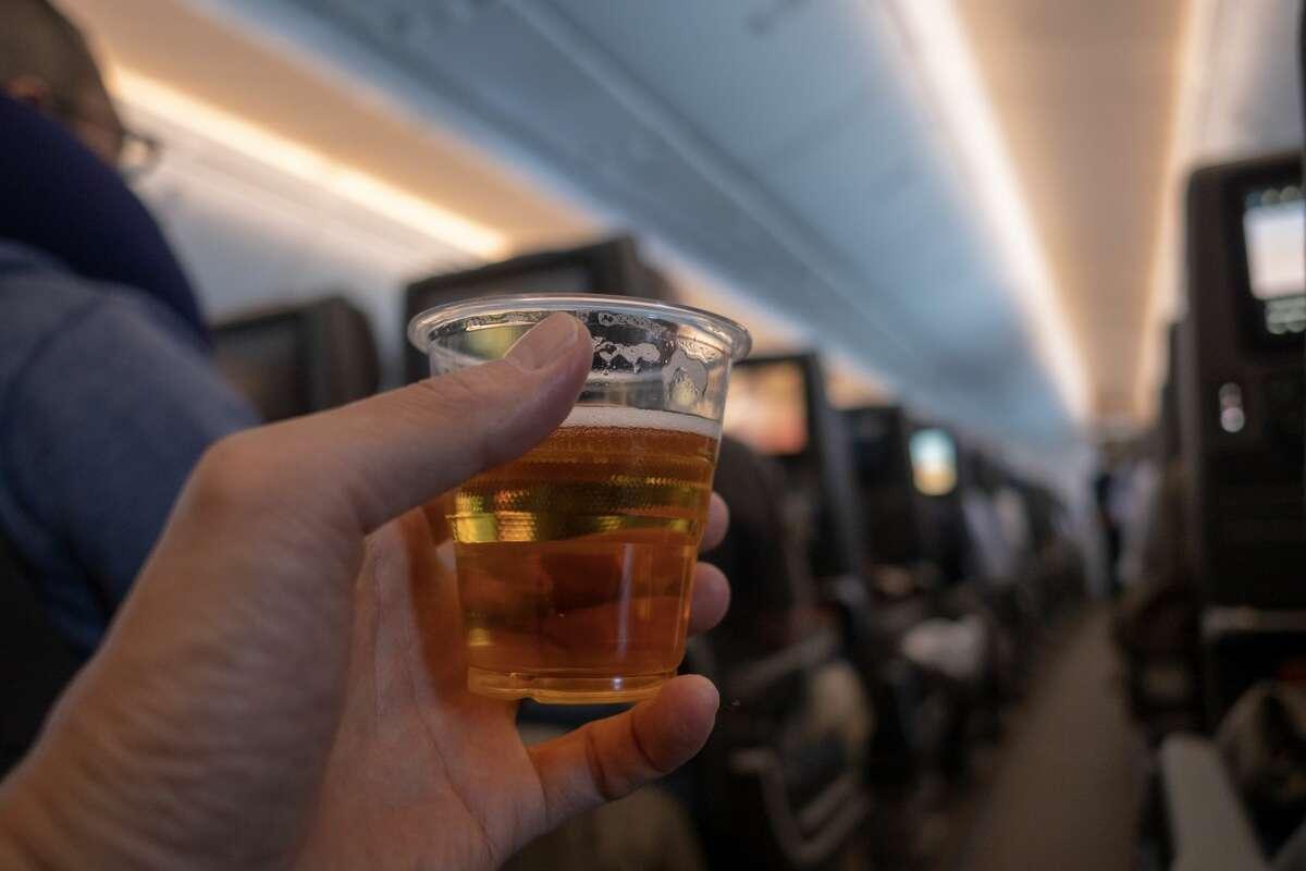 В аэропортах пассажирам внутренних рейсов разрешат продажу спиртных напитков
