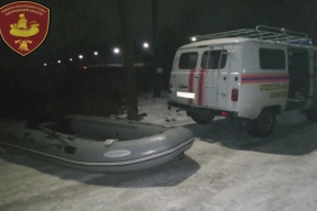 В Костромской области спасатели помогли детям вернуть оказавшийся на замерзшей реке телефон