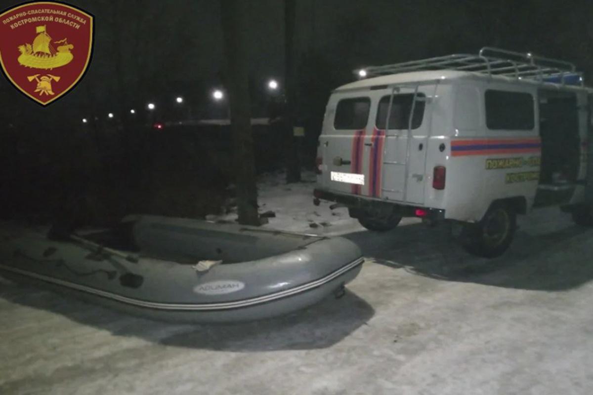 В Костромской области спасатели помогли детям вернуть оказавшийся на замерзшей реке телефон