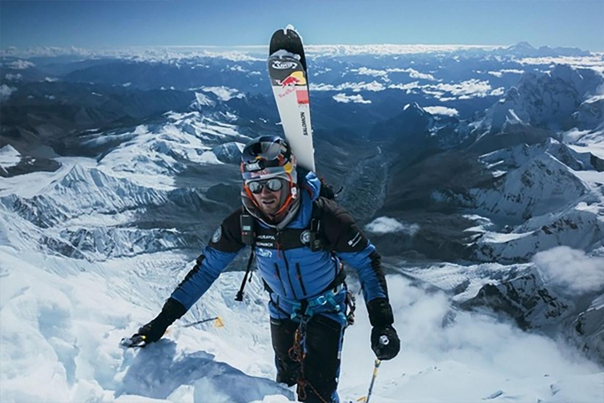 Альпинист Баргель спустился с вершины Эвереста на лыжах без дополнительного кислорода
