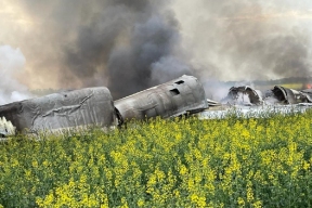 В Ставропольском крае в поле упал самолет, двух выживших пилотов везут в больницу