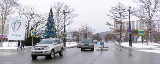 Ночью улицы Южно-Сахалинска от снега и льда чистили около 90 спецмашин