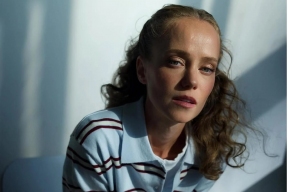 Молодая жена Харламова показала задорное фото в образе школьницы