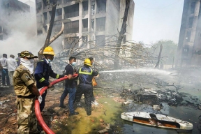 Крушение самолета в Гуджарате: лайнер рухнул на общежитие медиков