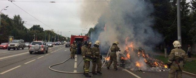 В Казани водитель сбросил горящий мусор на дорогу