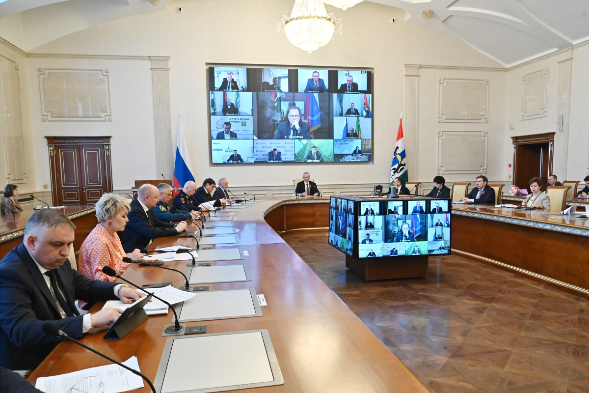 Губернатор Андрей Травников поручил усилить профилактику пожаров в Новосибирской области