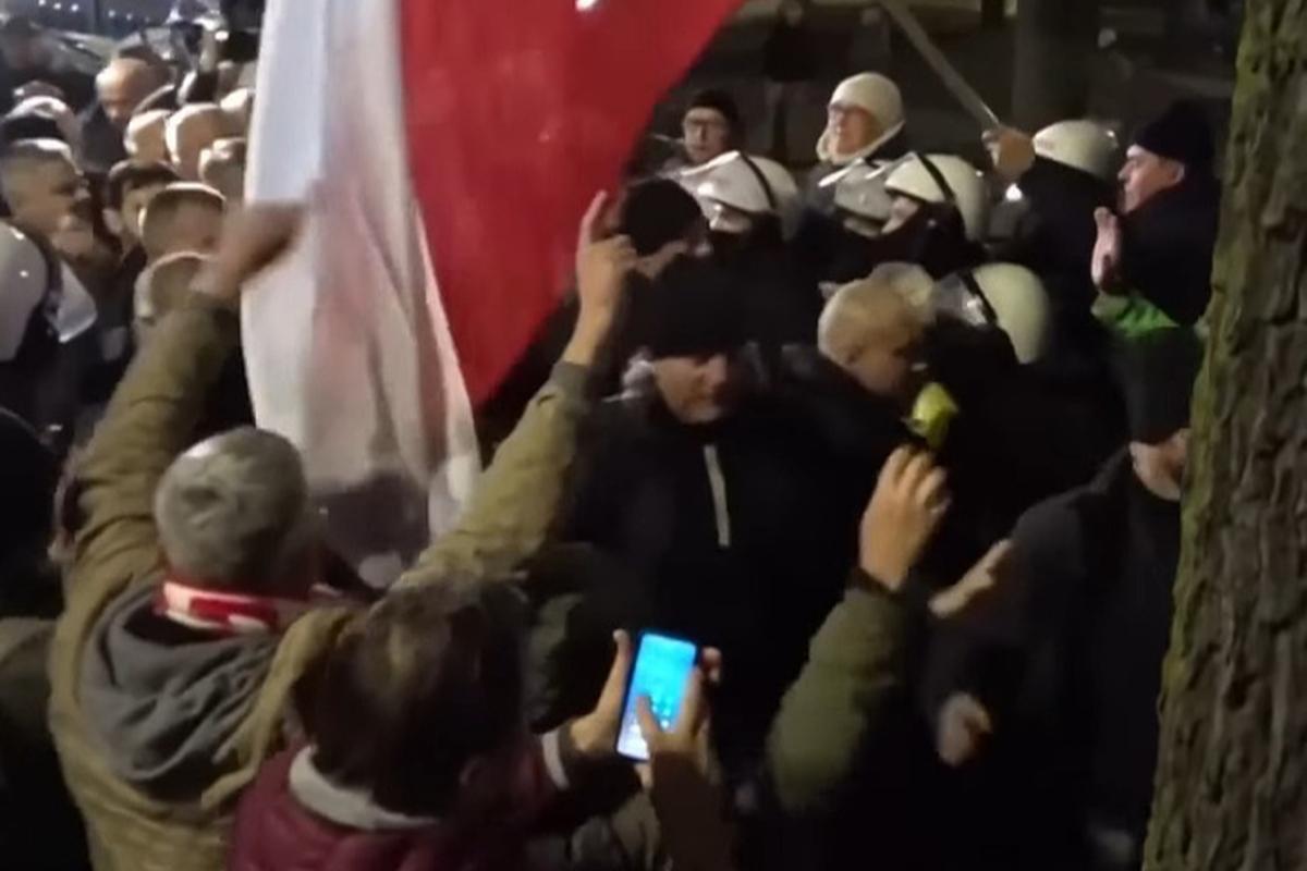 «Война с Путиным отложена»: польские профессора высмеяли «российский след» в кризисе вокруг Конституционного суда
