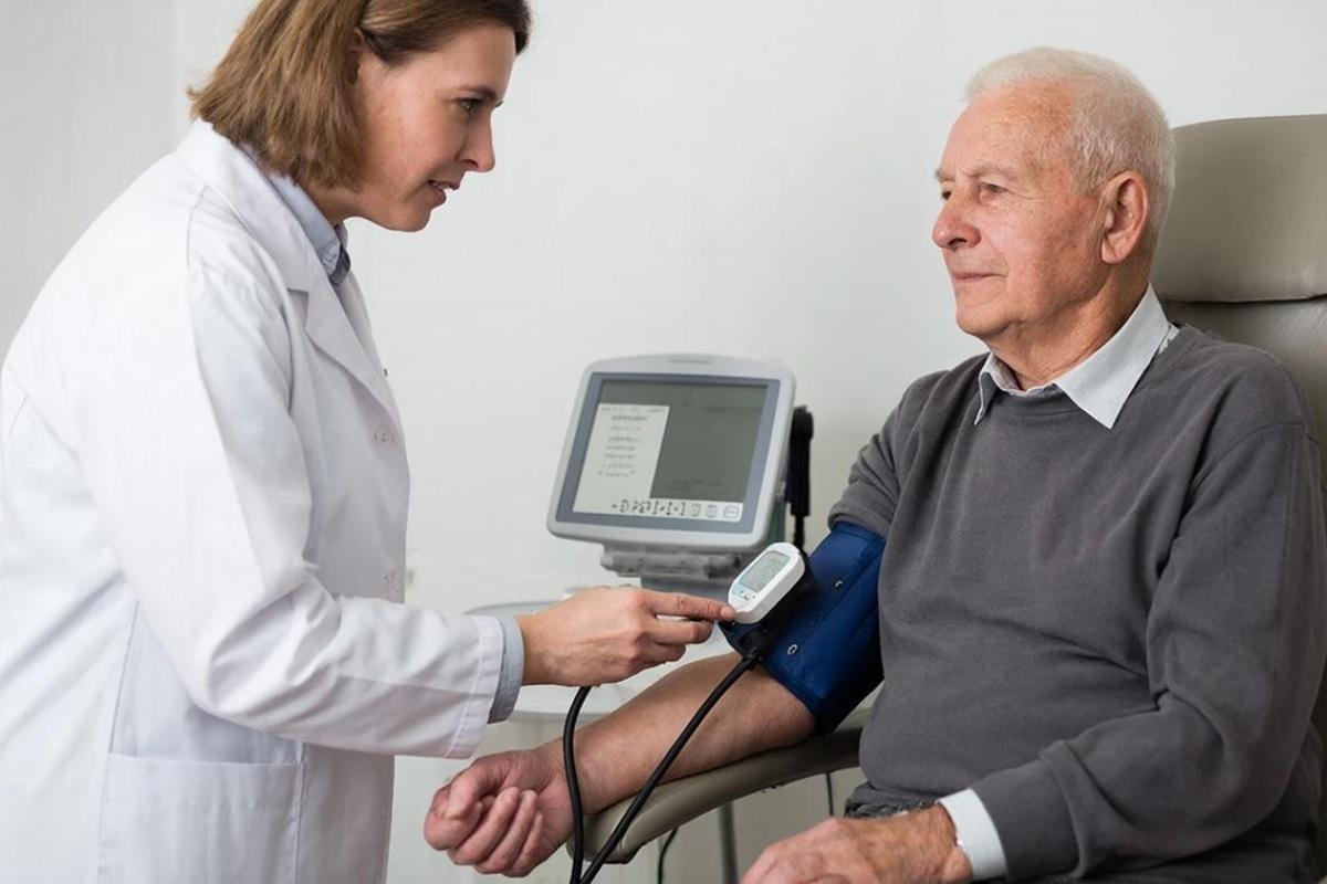 Кардиолог назвал четкий план действий, если давление подскочило внезапно