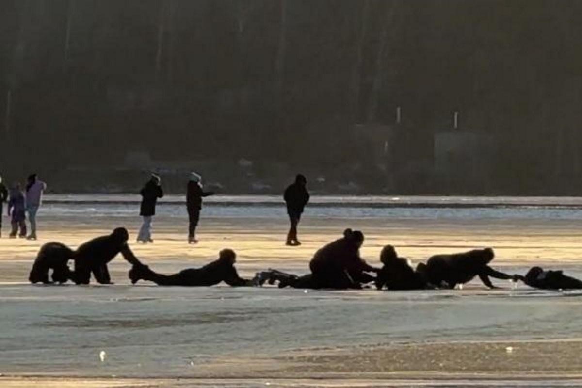 На озере Тургояк под Челябинском во время катания на коньках женщина с ребенком оказались в воде