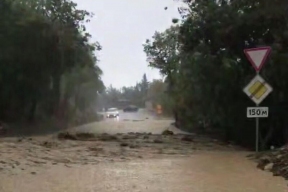 Непогода в Крыму: сель перекрыл дорогу под Алуштой, подтоплены десятки участков