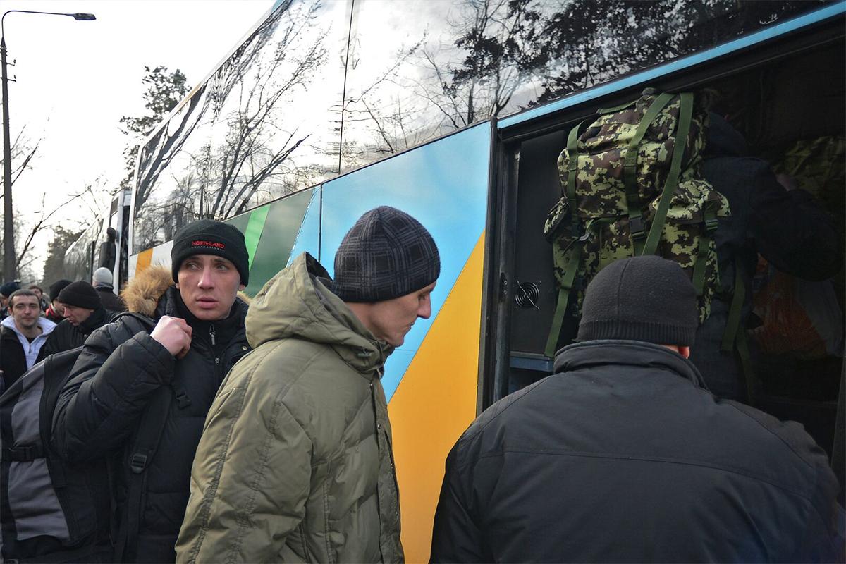 Сотрудников украинских военкоматов отправят на фронт