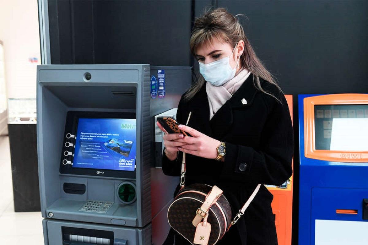 Россияне с трудом смогут снять наличные из банкомата с 1 сентября